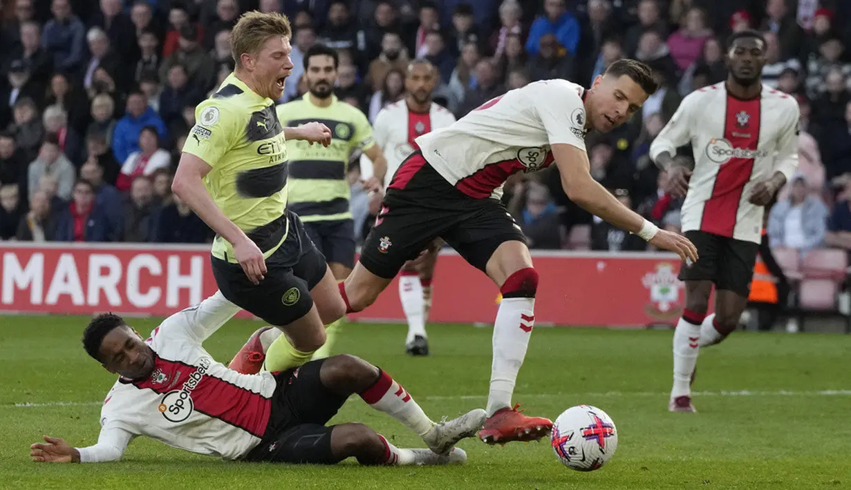 <p>Tampil dengan kekuatan terbaik, Manchester City baru bisa mencetak gol lewat Erling Haaland yang memanfaatkan umpan Kevin de Bruyne di menit ke-45. (AP Photo/Frank Augstein)</p>