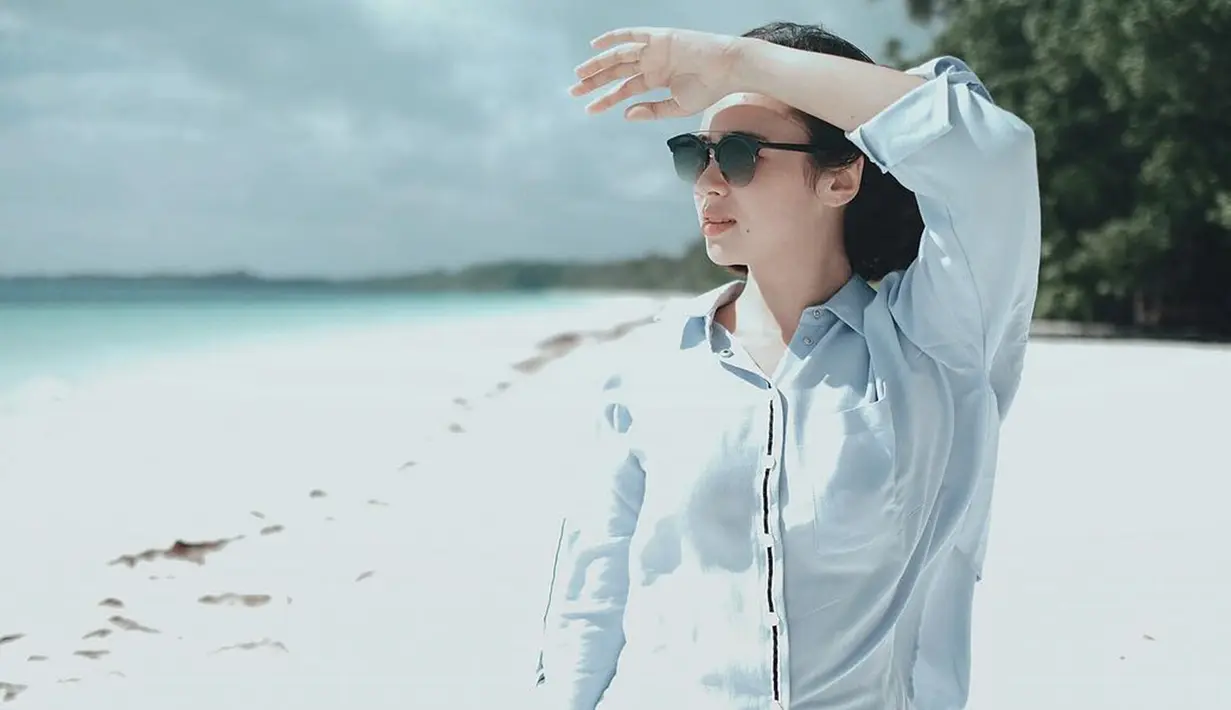Mengenakan kemeja saat pergi ke pantai pun juga tidak masalah. Seperti yang dilakukan oleh Pamela ini. Tetap terlihat simpel dan enggak ribet untuk melakukan berbagai kegiatan di pantai. (Liputan6.com/IG/@pammybowie)