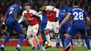 Striker Arsenal, Alexandre Lacazette berusaha membawa bola melewati pemainnya Chelsea saat bertanding pada lanjutan Liga Inggris di stadion Emirates di London (19/1). Arsenal menang 2-0 atas Chelsea. (AP Photo/Frank Augstein)