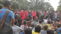 Perwakilan salah satu LSM berdialog dengan anggota Koperasi Gondai Bersatu terkait eksekusi lahan di Pelalawan. (Liputan6.com/M Syukur)