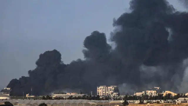 Asap mengepul di atas Khan Yunis di Jalur Gaza selatan selama pemboman Israel pada hari Senin 22 Januari 2024. (AFP)