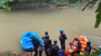 Jasad pria yang diemukan mengambang di pinggiran Sungai Ciliwung, Kecamatan Sukmajaya, Kota Depok, Selasa (1/6/2021). (Liputan6.com/Dicky Agung Prihanto)