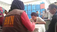 Seratusan sopir truk di Tanjung Priok dites urine (Liputan6.com/Muslim)