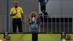 Seorang perenang  melompat saat Festival Akuatik Indonesia 2019 di Aquatic Center, Gelora Bung Karno, Jakarta, Kamis (25/4). FAI 2019 menjadi ajang untuk menyeleksi atlet jelang Olimpiade 2020. (Bola.com/Yoppy Renato)