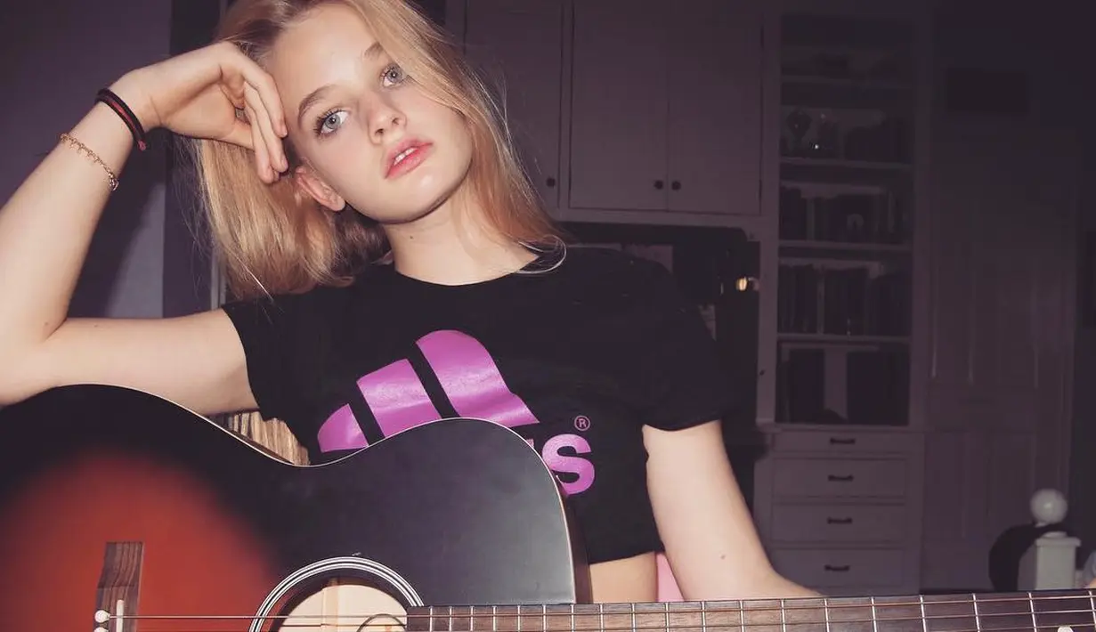 Lewat akun Instagramnya, ia bernyayi lewat sebuah video dengan lagu yang ia tulis sendiri berjudul "Made You A Man". (instagram/esther.mcgregor)