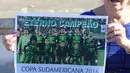 Fans Chapecoense menunjukkan poster timnya di stadion Arena Conda di Chapeco, Brasil, Selasa (29/11). Chapecoense mengadopsi warna hijau hijau untuk jersey utamanya sesuai dengan identitas kota mereka. (REUTERS / Paulo Whitaker)