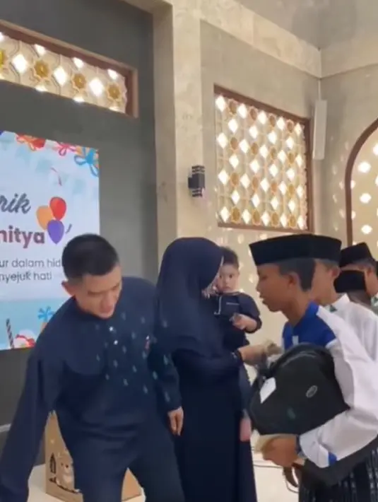 Rezky Aditya dan Citra Kirana, mengajarkan kepada putranya untuk saling berbagi dengan sesama. (Foto: Instagram/@thereal_rezkyadhitya)