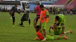 Sejumlah pemain Persebaya Surabaya melakukan peregangan otot jelang berlatih di Stadion H Agus Salim, Padang, Jumat (16/1/2015). Persebaya akan berhadapan dengan Semen Padang di laga perdana SCM Cup 2015 grup A.  (Liputan6.com/Johan Tallo)