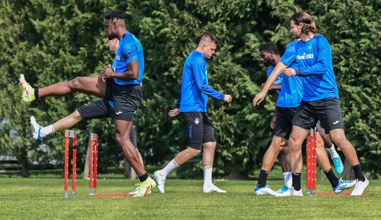 Para pemain Atalanta melakukan pemanasan selama sesi latihan di tempat latihan klub di Ciserano, Bergamo, Italia (13/4/2022). Pada leg pertama Atalanta bermain imbang 1-1 di markas RB Leipzig. (AFP/Miguel Medina)