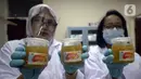 Peneliti LIPI menunjukkan selai jahe merah fermentasi di Puspitek Serpong, Tangerang Selatan, Banten, Senin (26/10/2020). Selai Marmalade yang terbuat dari fermentasi rempah-rempah lokal bisa meningkatkan daya tahan tubuh di tengah pandemi COVID-19. (merdeka.com/Dwi Narwoko)
