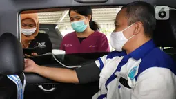 Lansia diperiksa kesehatan sebelum disuntik vaksin COVID-19  secara drive thru di Depok, Jawa Barat, Senin (5/4/2021). Dari target sasaran 21,6 juta lansia, baru sekitar 1,6 juta lansia (7,48 persen) yang sudah mendapatkan suntikan pertama vaksin COVID-19. (Liputan6.com/Angga Yuniar)