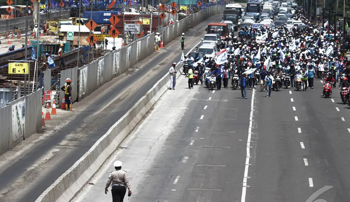 Kendaraan yang melintas mengikuti pengunjuk rasa dari belakang, Jakarta, Rabu (10/12/2014). (Liputan6.com/Faizal Fanani)