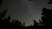 Sebuah meteor Perseid (kanan) terlihat di dekat Andromeda Galaxydi Taman Nasional Rocky Mountain, Colorado, Minggu (12/8). Peristiwa hujan meteor Perseid mengalami puncaknya akhir pekan ini pada 11-12 Agustus dan 12-13 Agustus. (AFP / STAN HONDA)