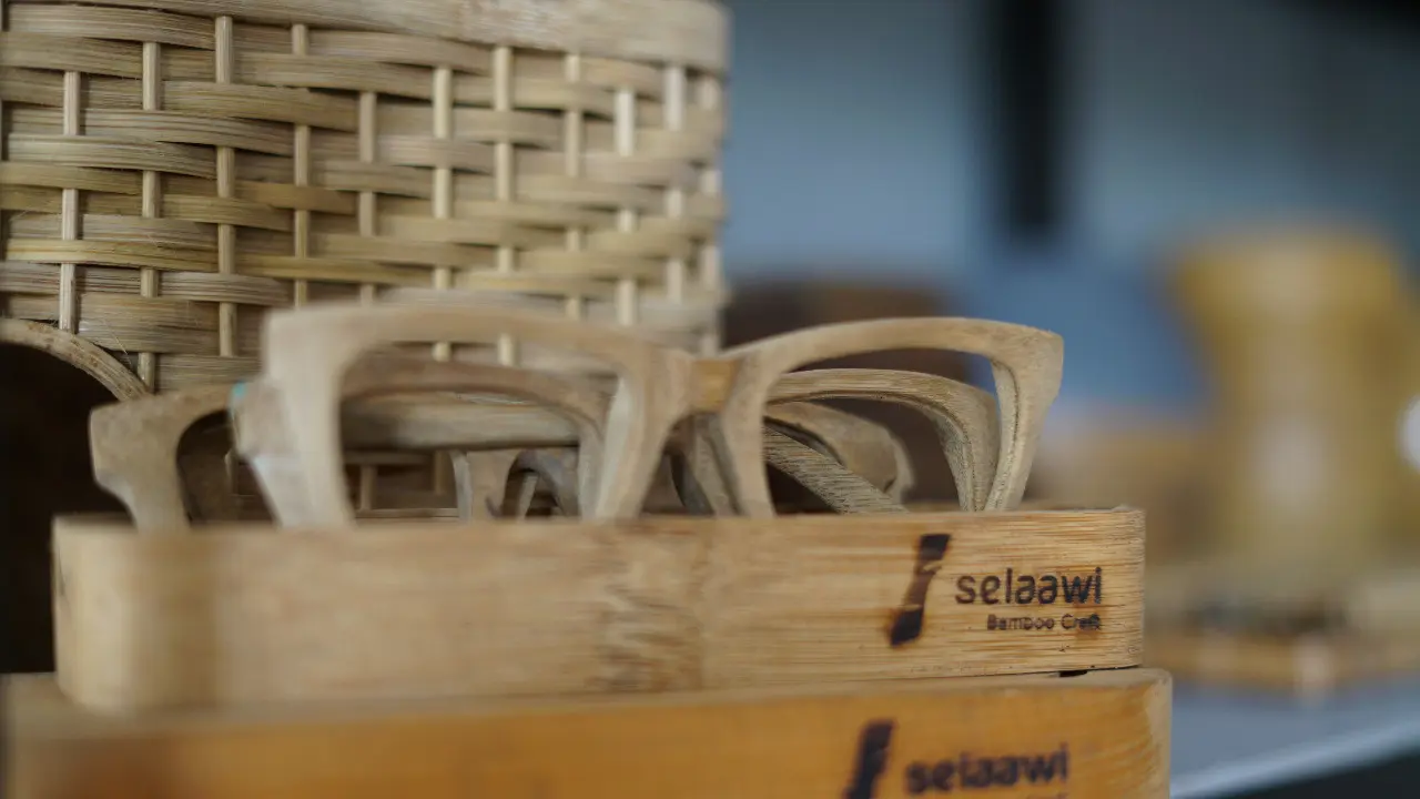 Ragam produk hasil kreasi bambu yang ciamik, dari Kecamatan Selaawi, Garut, Jawa Barat, sebut saja kap lampu, keranjang serta ornamen-ornamen café atau restoran yang seluruhnya berbahan bambu.