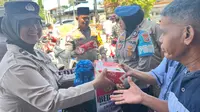 Jumat Berkah, Polisi Wanita Rokan Hulu Berikan Bekal Pulang ke Jemaah Masjid