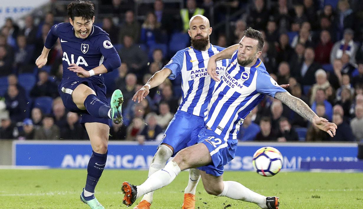 Aksi pemain Tottenham, Son Heung-Min (kiri) melepaskan tembakan melewati adangan para pemain Brighton pada lanjutan Premier League di AMEX Stadium, Brighton, (17/4/2018). Tottenham bermain imbang 1-1 lawan Brighton. (Gareth Fuller/PA via AP)