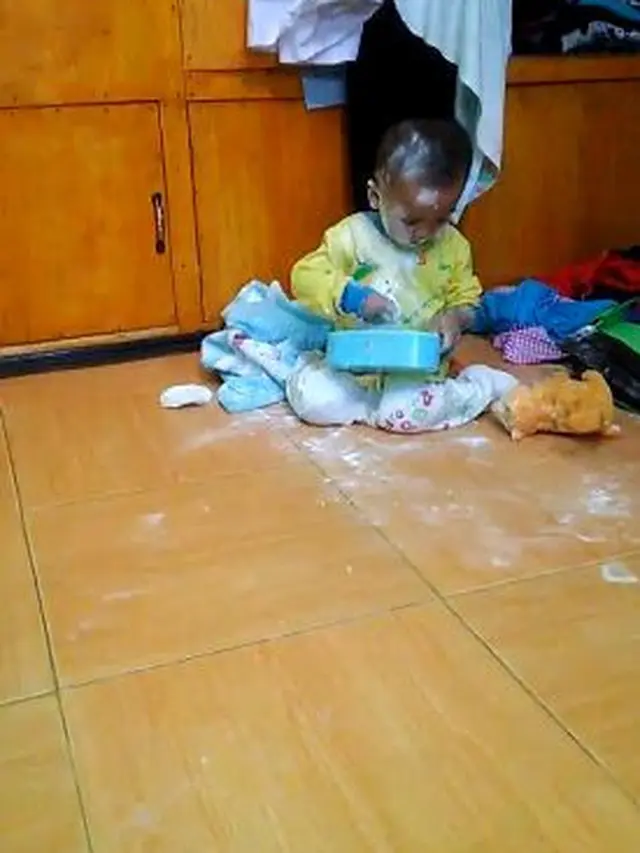 6 Potret Bocah Mainan Bedak Ini Bikin Orang Tua Senyum Tipis, Kocak