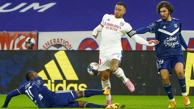 FOTO: Tekuk Bordeaux, Lyon Gantikan PSG dari Puncak Klasemen Liga Prancis