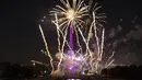 <p>Kembang api menerangi Menara Eiffel selama perayaan Hari Bastille di Paris, Kamis (14/7/2022) malam. Penyerbuan penjara Bastille dipandang sebagai simbol pemberontakan bangsa dan rekonsiliasi seluruh rakyat Prancis. (AP Photo/Lewis Joly)</p>