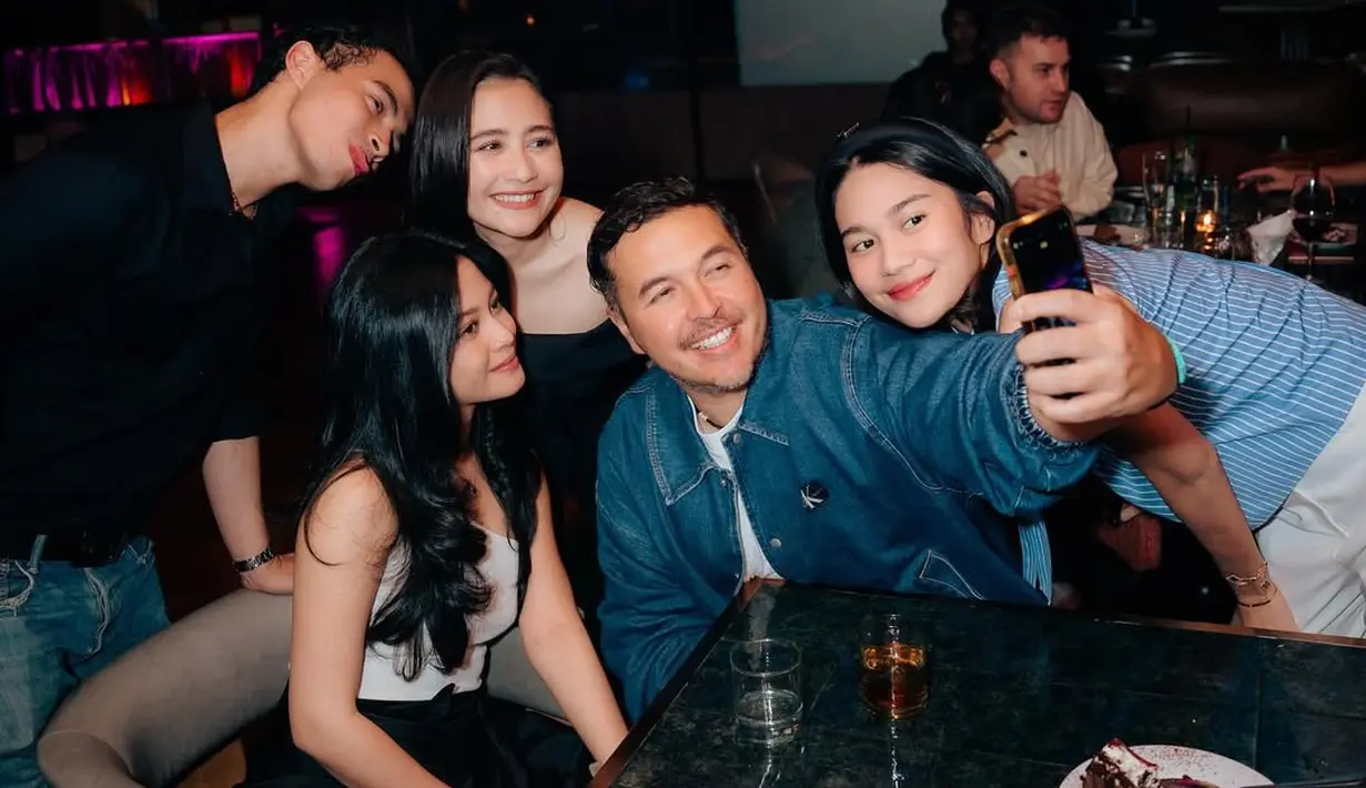 Dalam acara tersebut, Prilly Latuconsina tampil memukau dengan off-shoulder top hitam yang menonjolkan kesan elegan dan feminin. Dipadukan dengan celana hitam berpotongan simpel, penampilan Prilly terlihat chic namun tetap effortless.  [@omara.esteghlal ].