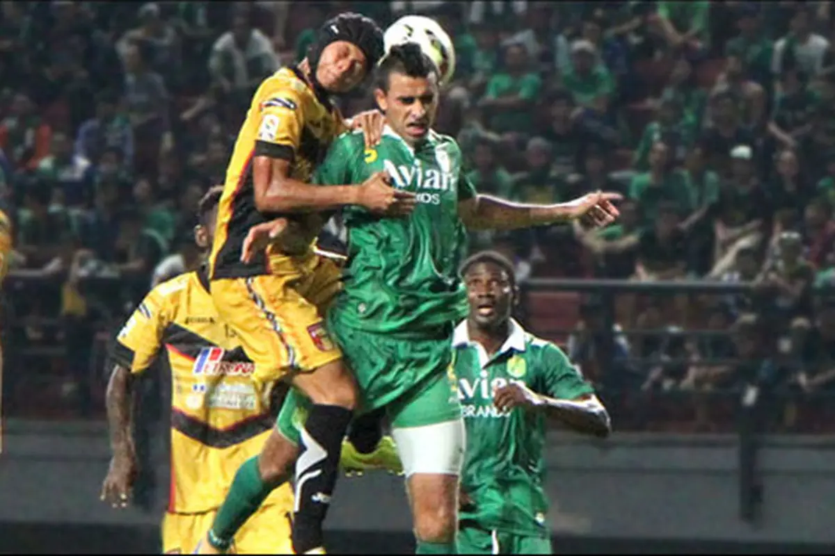 Dedi Gusmawan duel di udara dengan Otavio Dutra dalam laga perdana Persebaya vs Mitra Kukar di Stadion Gelora Bung Tomo
