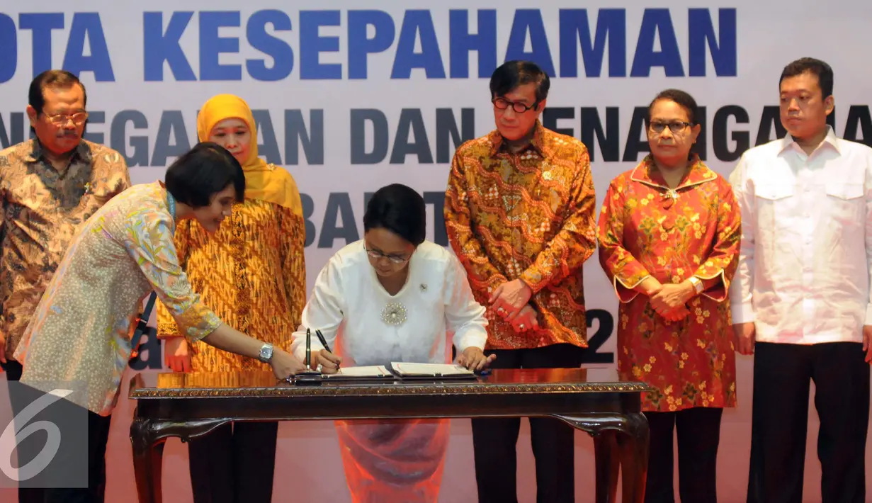 Menlu, Retno Marsudi saat menandatangani MoU di Jakarta, Selasa (23/8). Tujuh Kementerian dan Lembaga seperti Kejaksaan Agung, Kepolisian, Kemenkumham, Kemen PPA, Kemensos, BNP2TKI, dan Kemenlu menandatangani MoU tersebut. (Liputan6.com/Helmi Afandi)