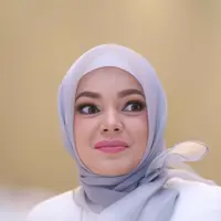 Meski sibuk dengan kegiatan syuting dan mengisi acara, Dewi Sandra tak lupa kodratnya sebagai seorang istri. Pada bulan puasa ini, ia juga selalu menyiapkan menu buka dan sahur buat suami tercintanya, Agus Rahman. (Nurwahyunan/Bintang.com)