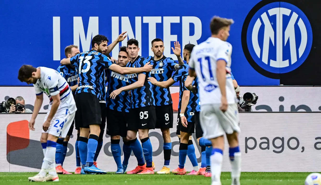 Para pemain Inter Milan merayakan gol yang dicetak oleh Lautaro Martinez ke gawang Sampdoria pada laga Liga Italia di Stadion Giuseppe Meazza, Sabtu (8/5/2021). Inter Milan menang dengan skor 5-1. (AFP/Miguel Medina)
