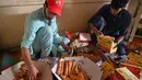 Sehingga tak heran cemilan manis yang satu ini selalu laris di bulan Ramadhan. (Aamir QURESHI/AFP)