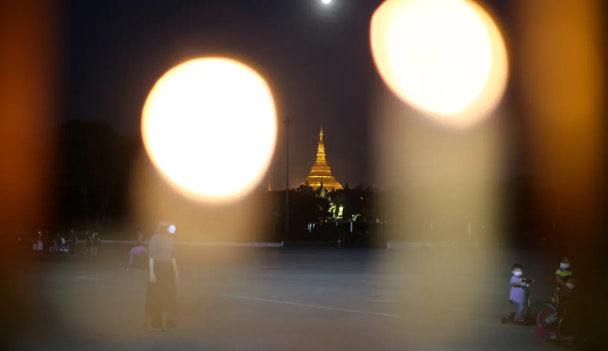 Bulan purnama terlihat di atas Pagoda Shwedagon di Yangon, Myanmar (29/11/2020). Festival Tazaungdaing, yang juga dikenal sebagai Festival Cahaya, jatuh pada hari bulan purnama di bulan kedelapan kalender tradisional Myanmar. (Xinhua/U Aung)