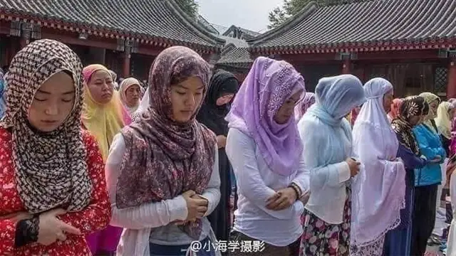 Orang Muslim Jepang sedang sholat.