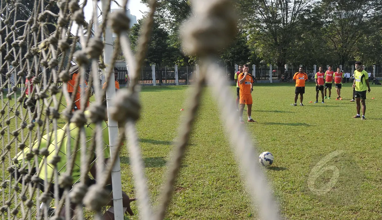 Liputan6.com berkesempatan mengajak pemain Persipura bermain games di Lapangan C Senayan, Jakarta (8/5/2015). Pemain Persipura Yohanis Tjoe saat bermain games memasukan bola kedalam gawang dengan mata tertutup. (Liputan6.com/Herman Zakharia)