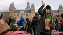 Sejak pagi, wisatawan maupun warga setempat mengantre untuk mendapatkan tulip yang disediakan secara gratis untuk dibawa pulang. (AP Photo/Peter Dejong)