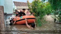 Warga Pasuruan mengungsi dengan menggunakan perahu karet akibat banjir. (Foto: Kominfo Pasuruan)