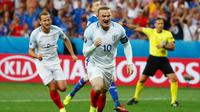 Striker Inggris, Wayne Rooney, setelah mencetak gol ke gawang Islandia pada babak 16 besar Piala Eropa 2016, (27/6/2016). Ini adalah gol ke-53 yang dicetak Rooney bagi Inggris. (Reuters/Kai Pfaffenbach)