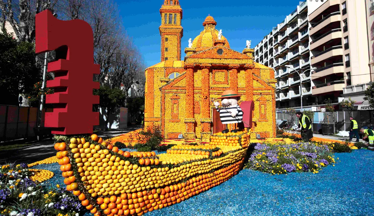 Pekerja saat merapikan sebuah replika bangunan istana Venetian dan perahu di festival lemon, Menton , Prancis (10/2). Bangunan yang megah ini ternyata terbuat dari susuna buah lemon dan jeruk. (REUTERS/Eric Gaillard)
