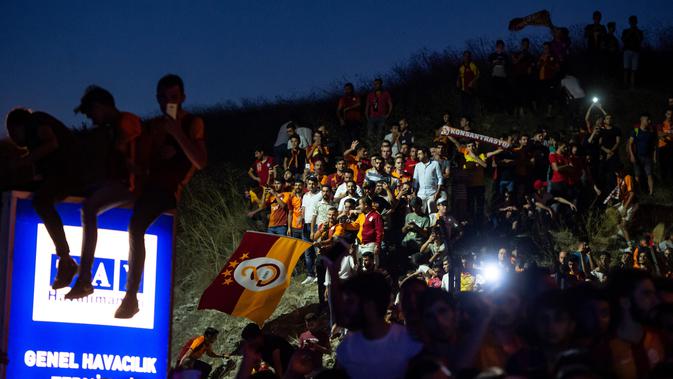 Suporter Galatasaray berkumpul saat mereka menunggu kedatangan striker Kolombia Radamel Falcao di Bandara Ataturk di Istanbul (1/9/2019). Galatasaray mengontrak Falcao selama tiga tahun. (AFP Photo/Yasin Akgul)