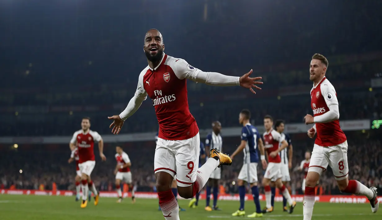 Penyerang Arsenal, Alexandre Lacazette berselebrasi setelah  mencetak gol ke gawang West Bromwich Albion dalam lanjutan Liga Primer Inggris di Emirates, Senin (25/9). Lacazette tampil sebagai pahlawan dengan memborong dua gol tanpa balas (Ian KINGTON/AFP)