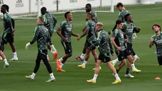 Para pemain Real Madrid melakukan pemanasan saat mengikuti sesi latihan tim di kompleks latihan Ciudad Real Madrid di Valdebebas, pinggiran Madrid (13/9/2022). Real Madrid akan bertanding melawan RB Leipzig pada Grup F Liga Champions di Stadion Santiago Bernabeu, Madrid, Spanyol, Kamis (15/9/2022) dini hari nanti pukul 02.00 WIB. (AFP/Thomas Coex)