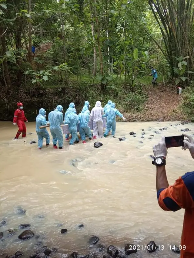 Sebrangi Sungai Ini 7 Potret Perjuangan Satgas Covid-19 Makamkan Jenazah di Kulon Progo