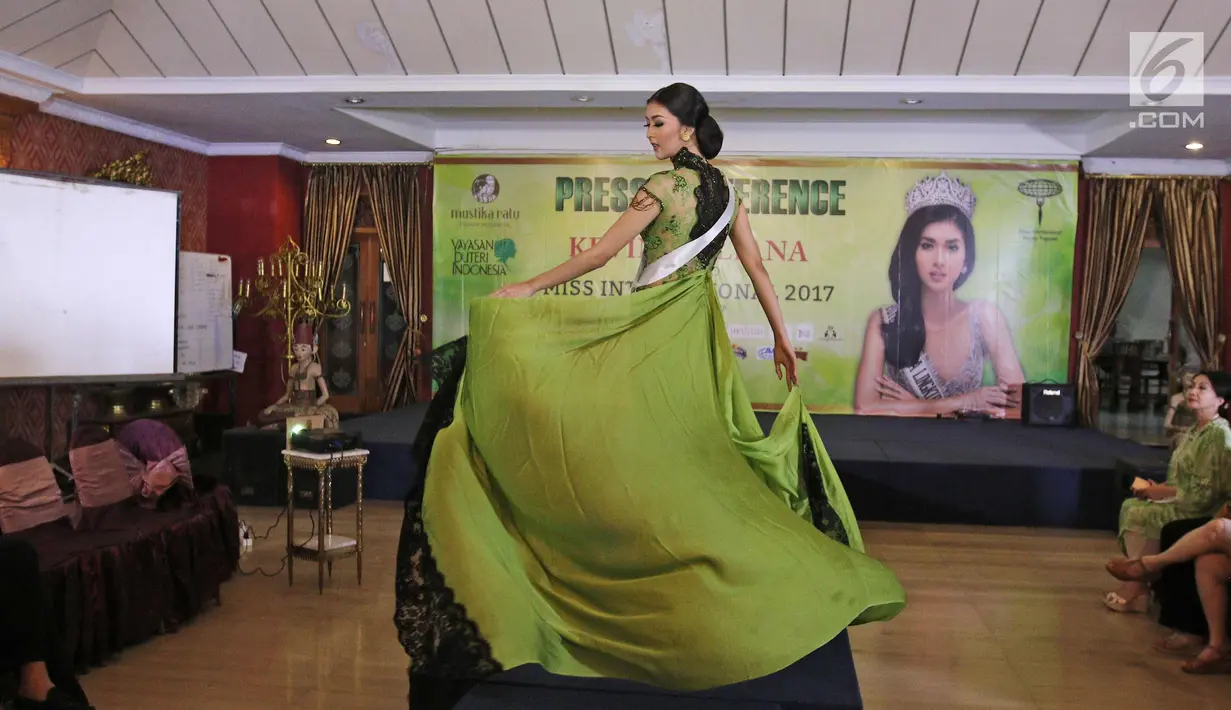 Puteri Indonesia Lingkungan 2017 Kevin Lilliana menunjukkan gaun miliknya untuk Miss International 2017, Jakarta, Rabu (18/10). Kevin akan memulai Karantina 25 Oktober mendatang dan grand final 14 November 2017 di Tokyo. (Liputan6.com/Herman Zakharia)