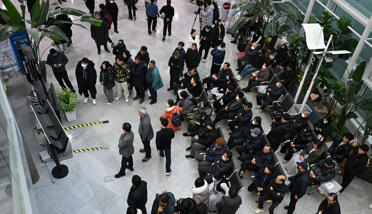 <p>Pemicu kecelakaan diduga karena pesawat gagal saat pendaratan. (JUNG YEON-JE/AFP)</p>
