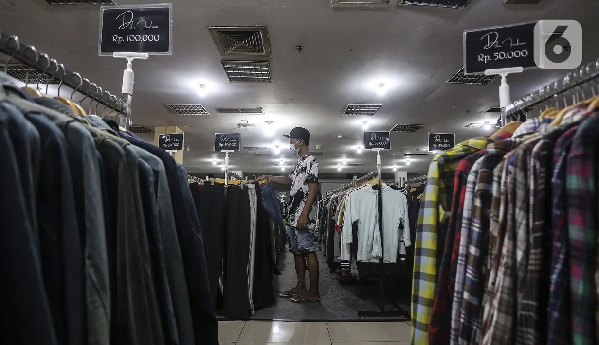 Warga memilih pakaian di salah satu pusat perbelanjaan di Jakarta, Rabu (25/3/2021). Senior Financial Planner Aidil Akbar Madjid mengatakan program yang digulirkan pemerintah dalam pemulihan ekonomi nasional harus seiring dengan upaya mendongkrak daya beli masyarakat. (Liputan6.com/Johan Tallo)