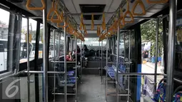 Sejumlah penumpang saat berada di dalam bus Transjakarta Depok-Uki di  Terminal Depok, Jawa Barat, Jumat (22/7). PT Transjakarta melakukan perubahan rute bus Depok-UKI untuk mengangkut penumpang dari Cibubur. (Liputan6.com/Yoppy Renato)