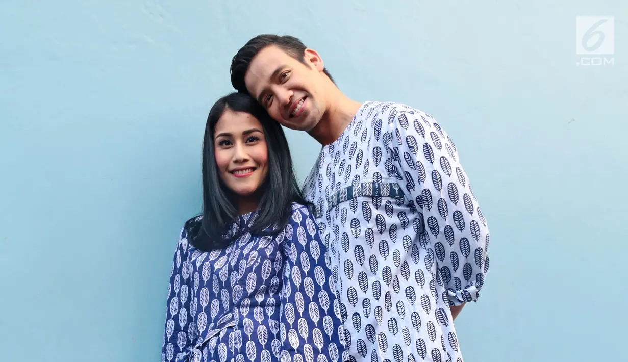 Aktor Tarra Budiman dan istri Gya Sadiqah berpose seusai mengisi acara di kawasan Kapt Tendean, Jakarta, Rabu (30/08). Dalam kesempatan tersebut Tarra Budiman terlihat kompak bersama istrinya mengenakan baju bermotif bulu. (Liputan6.com/Herman Zakharia)