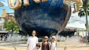 Tampil dengan busana yang kompak dengan nuansa putih dan krem, gaya ibu dan anak ini semakin keren. Meski tampil simpel, keluarga Ririn Dwi Ariyanti ini menuai banyak sorotan dan pujian dari para penggemarnya di media sosial Instagram. (Liputan6.com/IG/@ririndwiariyanti)