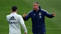 Pelatih Luis Enrique (kanan) berbicara dengan bek Spanyol Dani Carvajal selama sesi latihan di La Coruna, Senin (28/3/2022).  Spanyol akan beruji coba melawan Islandia pada pertandingan International Friendly di Stadion Riazor, Rabu 30 Maret 2022 dini hari WIB. (JAVIER SORIANO/AFP)