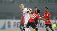 Pemain Persija Jakarta, Hargianto berebut bola dengan pemain Bali United, Nick Van Der Velden (kiri) pada lanjutan Liga 1 2017 di Stadion Patriot, Bekasi, Minggu (21/5/2017). Persija bermain imbang 0-0. (Bola.com/Nicklas Hanoatubun)