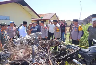 Kapolda Sumut, Irjen Pol Whisnu Hermawan Februanto, turun langsung meninjau kondisi Mapolsek Muara Batang Gadis yang mengalami kerusakan dan pembakaran oleh sejumlah orang tak dikenal. (istimewa)