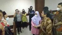 Ade Armando bersama dengan Lia, ibu dari terdakwa Al Fikri Hidayatullah yang melalukan pengroyokan kepadanya (Foto: Rahmat Baihaqi/Merdeka.com)